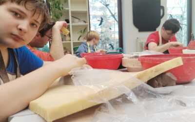 Keramici v plném nasazení: talíře, brože i příprava na workshop