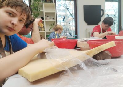 Keramici v plném nasazení: talíře, brože i příprava na workshop