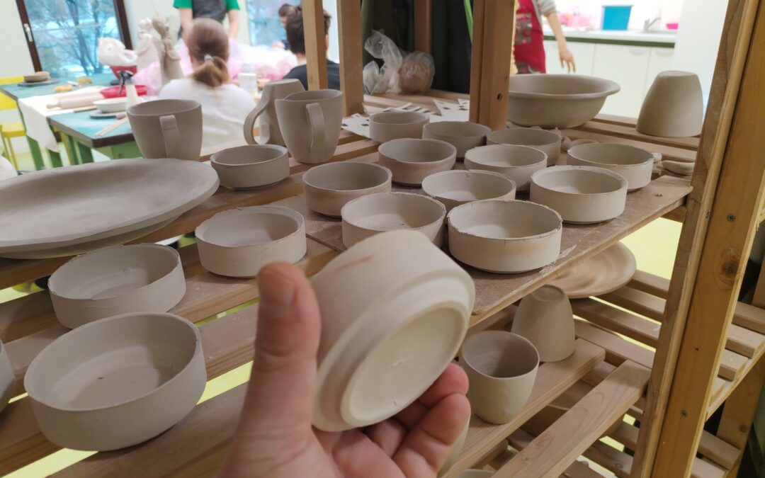 Keramická dílna v plném pracovním nasazení