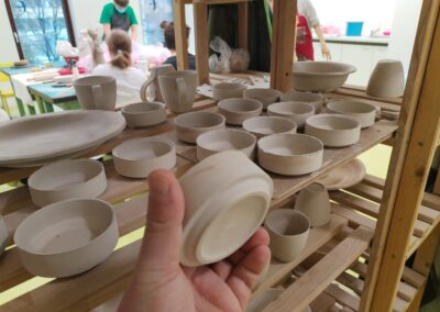 Keramická dílna v plném pracovním nasazení