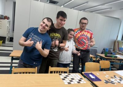 Přírodní materiály v terénu