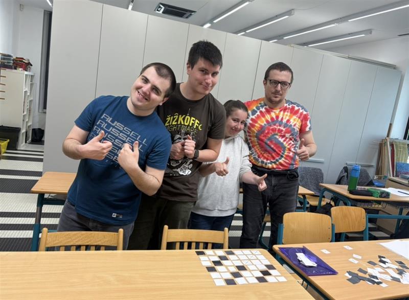 Přírodní materiály v terénu